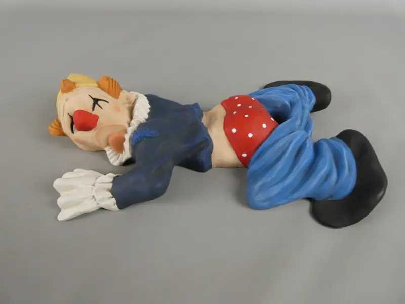 Beeld Liggende clown – kavel bij De Kringwinkel, Diest