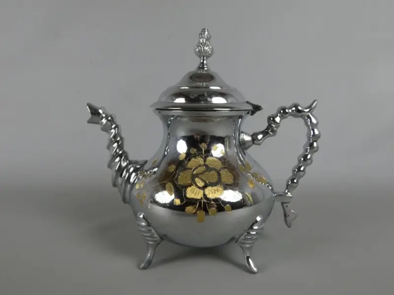 Zilverkleurige Theepot met Gouden Bloemenmotief – kavel bij De Kringwinkel, Diest