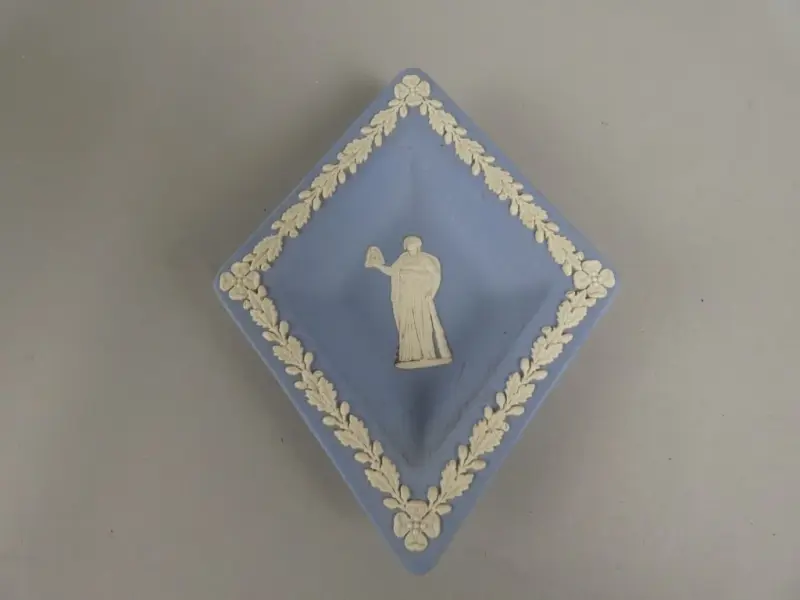 Blauw-Witte Wedgwood Asbak met Klassieke Reliëfafbeelding – kavel bij De Kringwinkel, Diest