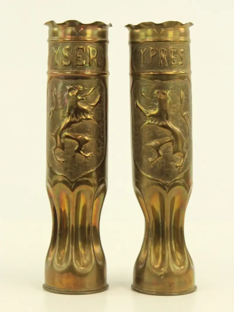 Trench Art set van 2 koperen kogelhuls vazen – kavel bij De Kringwinkel, Antwerpen