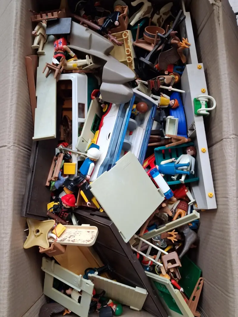 Zeven kg ongesorteerde playmobil – kavel bij De Kringwinkel, Waardamme