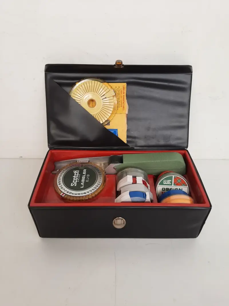 Vintage 3M Scotch Labeler EJ-3 Kantoorset in Originele Luxe Koffer – Jaren '70 – kavel bij De Kringwinkel, Waardamme