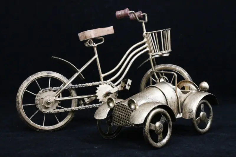 Decoratieve Goudkleurige Fiets en Oldtimer – kavel bij De Kringwinkel, Brecht