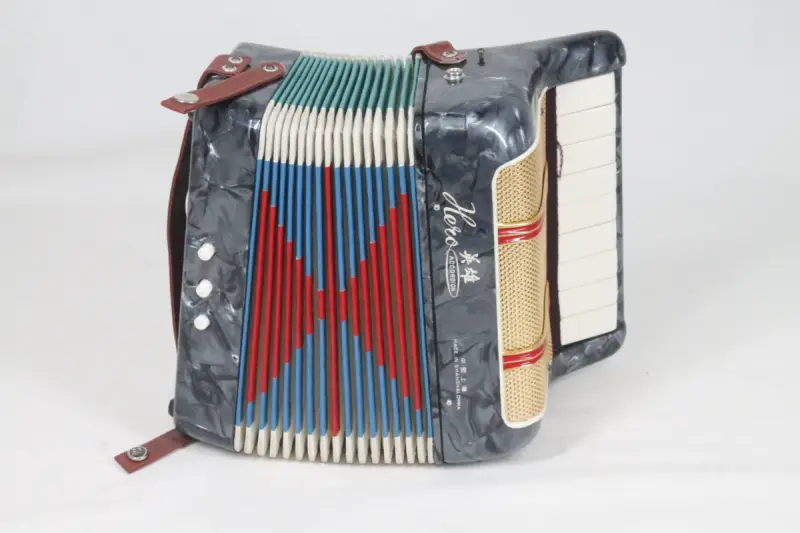 Vintage Hero speelgoedaccordeon – kavel bij De Kringwinkel, Brecht