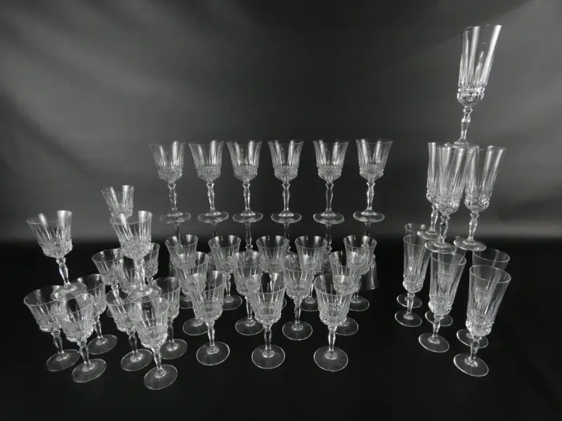 45 kristallen wijnglazen met geslepen decoratie – kavel bij De Kringwinkel, Heverlee