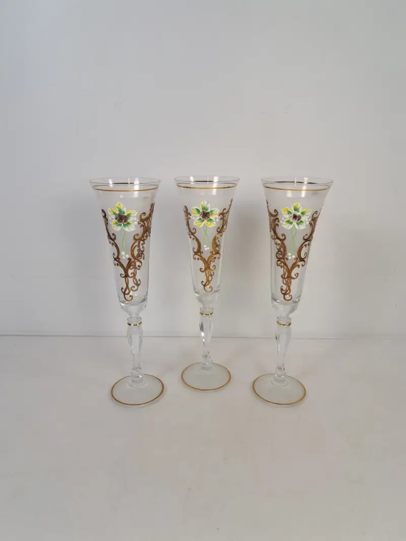 Set van 3 versierde champagneglazen met gouden rand – kavel bij De Kringwinkel, Turnhout