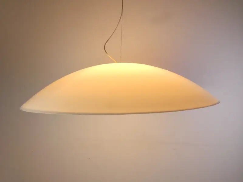 UFO-vormige Hanglamp Kartell met oranje neonbuis – kavel bij De Kringwinkel, Heverlee
