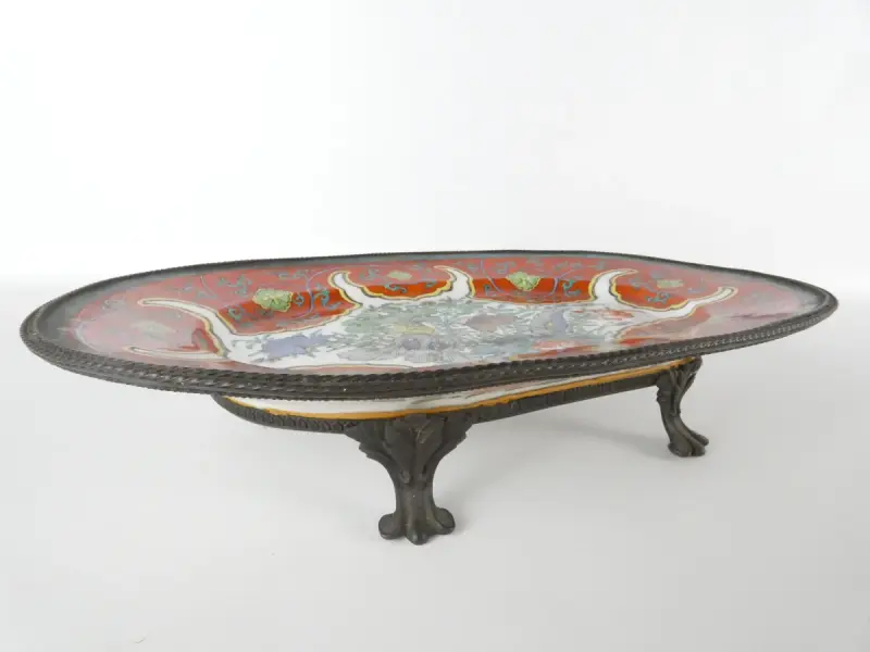 Ovaal decoratief porseleinen schaal op metalen pootjes – kavel bij De Kringwinkel, Heverlee