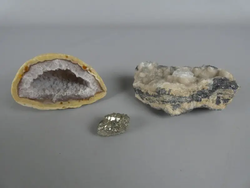 Collectie van drie verschillende mineralen en kristallen – kavel bij De Kringwinkel, Diest
