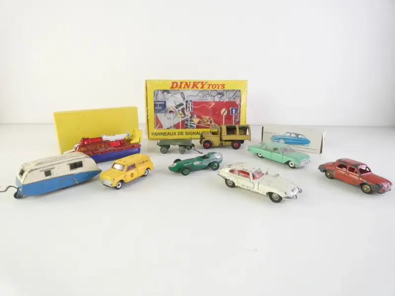 Vintage Dinky Toys modelauto's en verkeersborden – kavel bij De Kringwinkel, Heverlee
