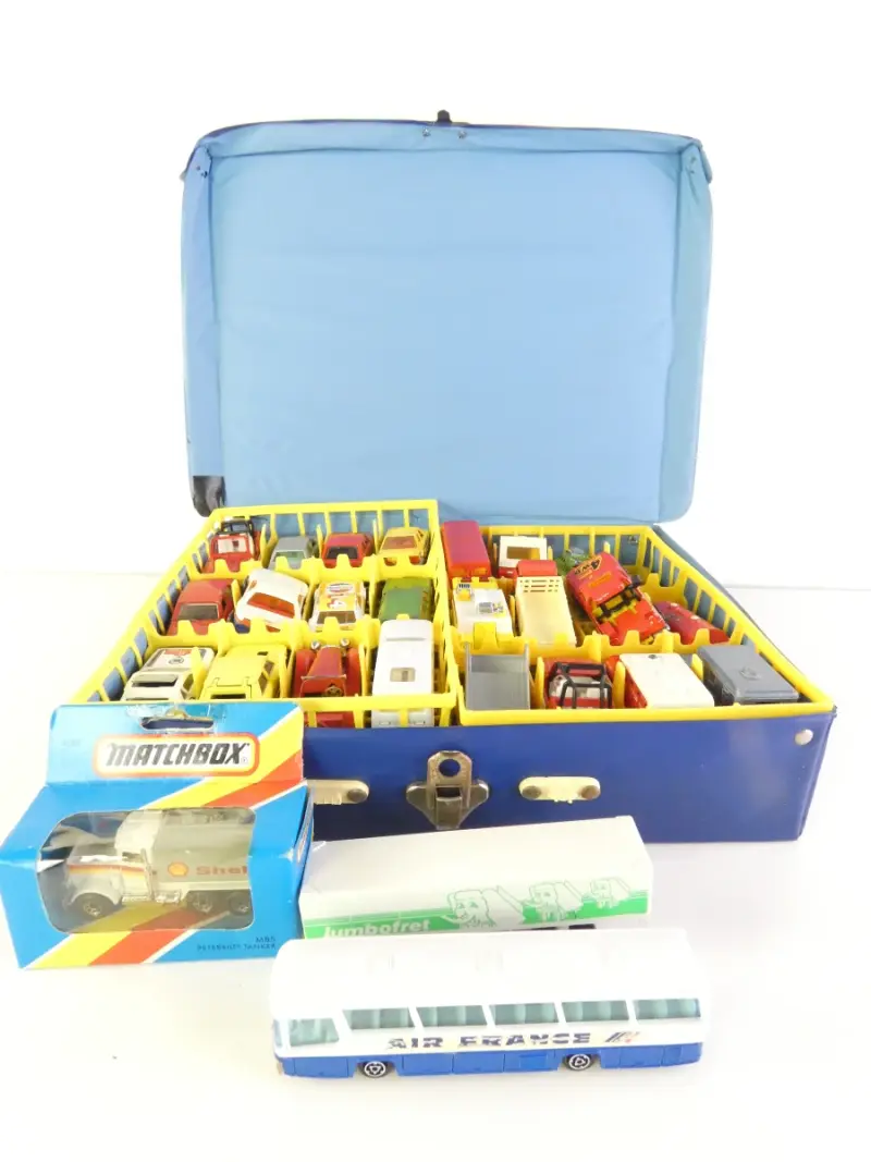 Set vintage Matchbox speelgoedauto's met koffer – kavel bij De Kringwinkel, Heverlee