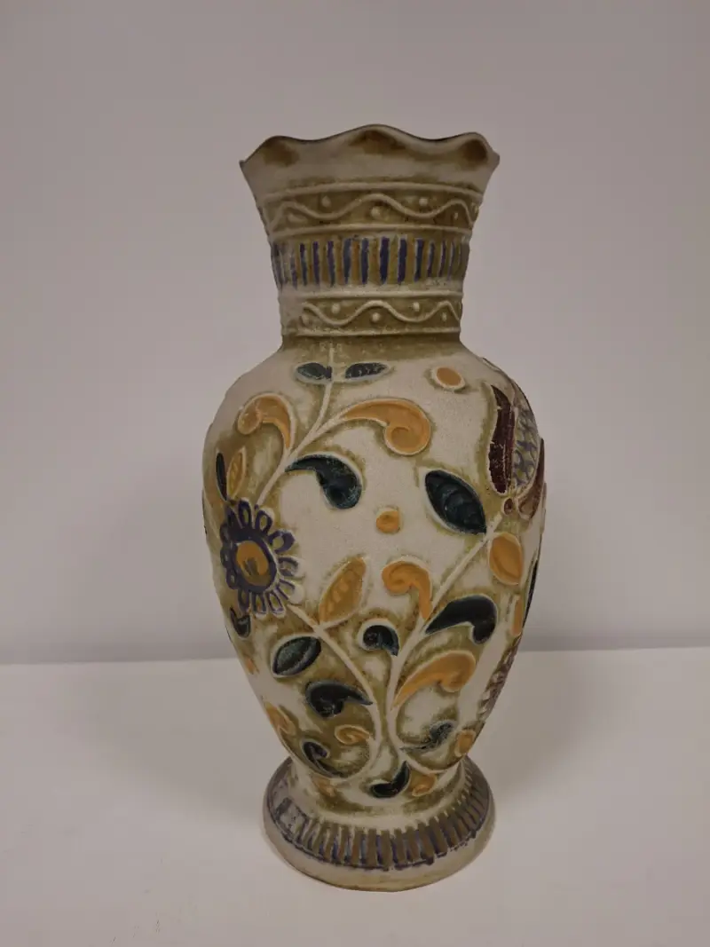 Decoratieve West-Duitse keramische vaas met bloemmotief – kavel bij De Kringwinkel, Ronse