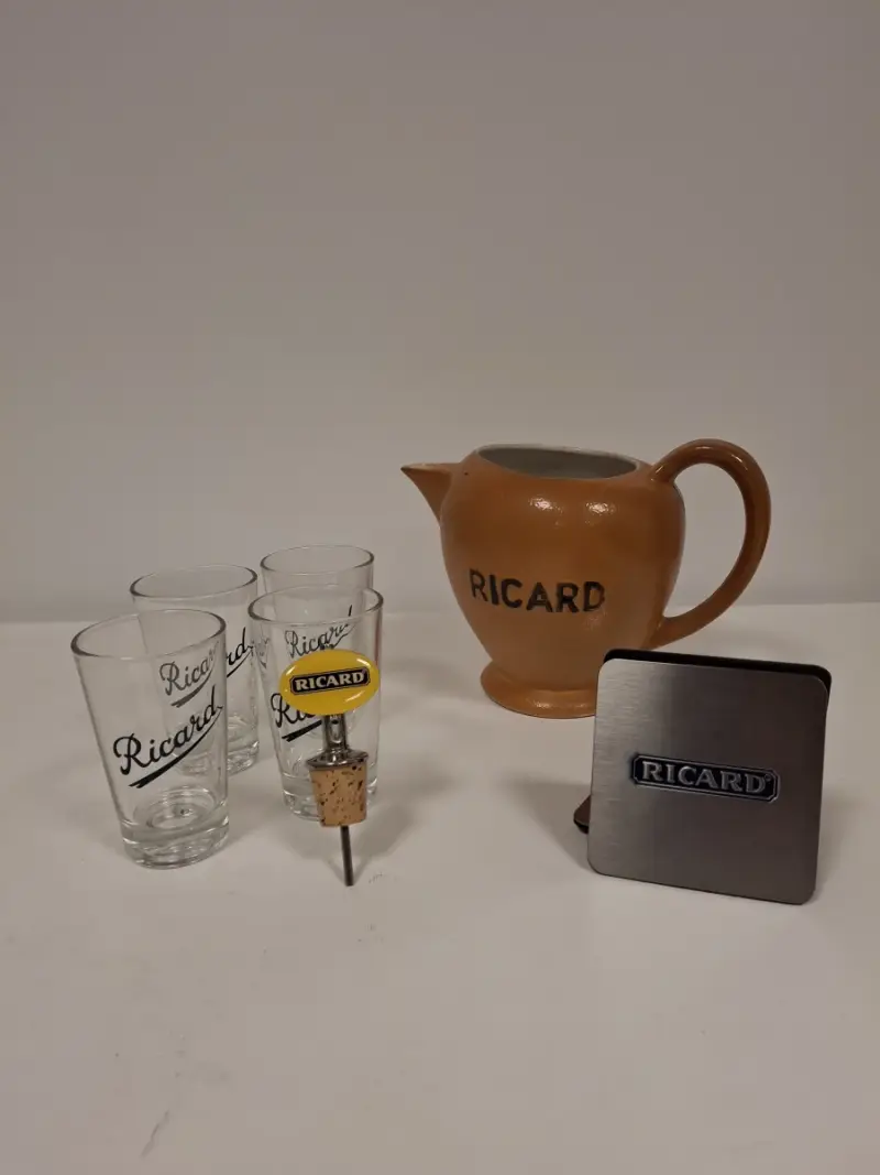 Set Ricard karaf, 4 glazen, 4 onderleggers en schenkdop – kavel bij De Kringwinkel, Ronse