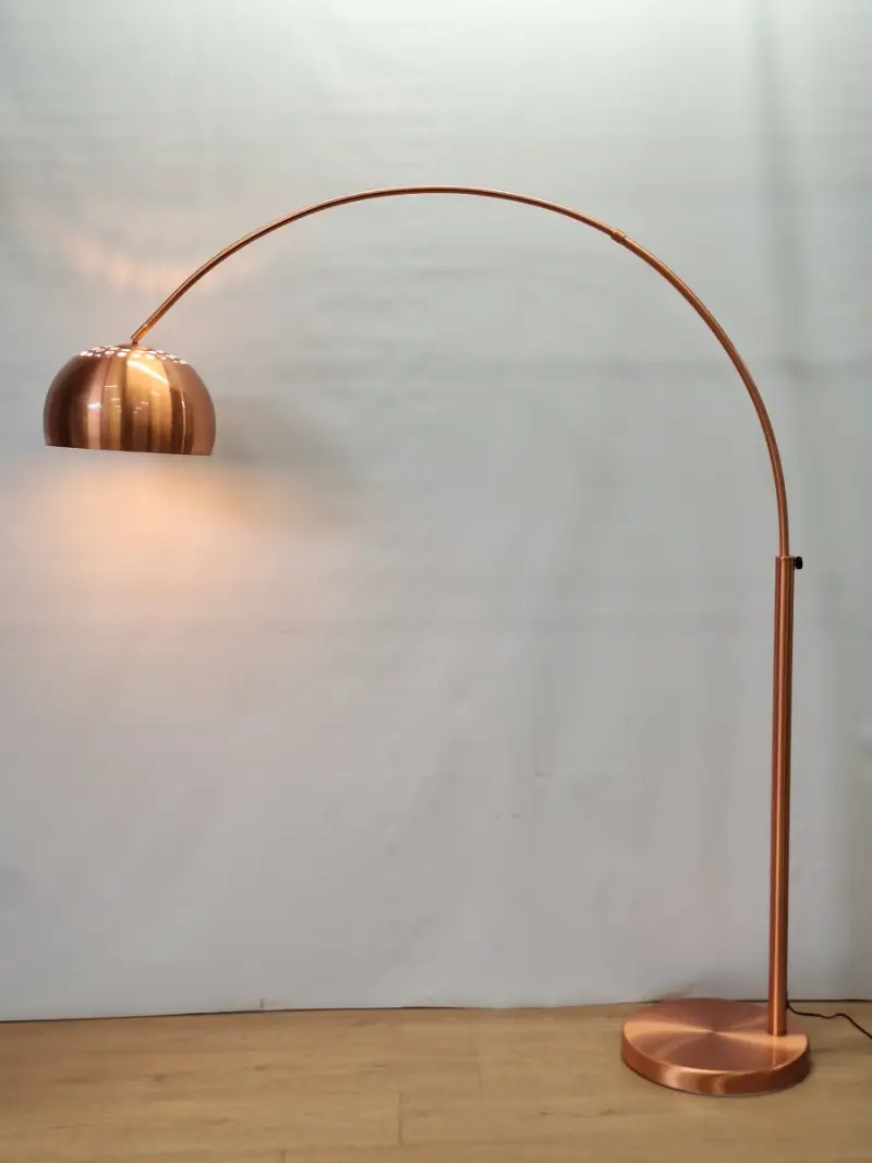 koperkleurige booglamp - moderne interpretatie van een sixties designklassieker – kavel bij De Kringwinkel, Gent