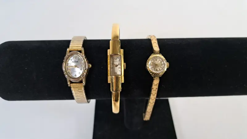 Set van 3 dames polshorloges goudkleurig – kavel bij De Kringwinkel, Turnhout