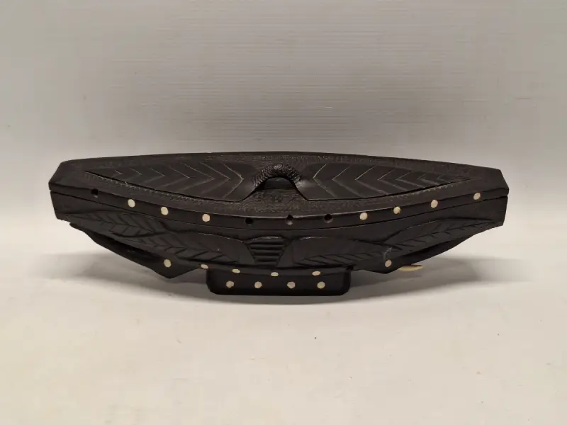 Handgesneden Afrikaanse doos en deksel met geometrisch Kuba motief en olifanten – kavel bij De Kringwinkel, Gent