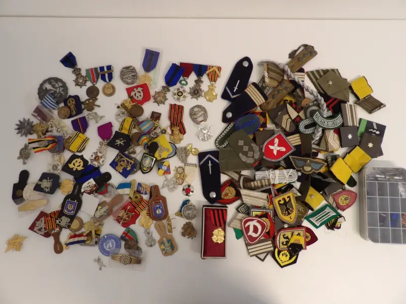 Grote verzameling militaire insignes, schouderstukken en mouwemblemen – kavel bij De Kringwinkel, Leopoldsburg