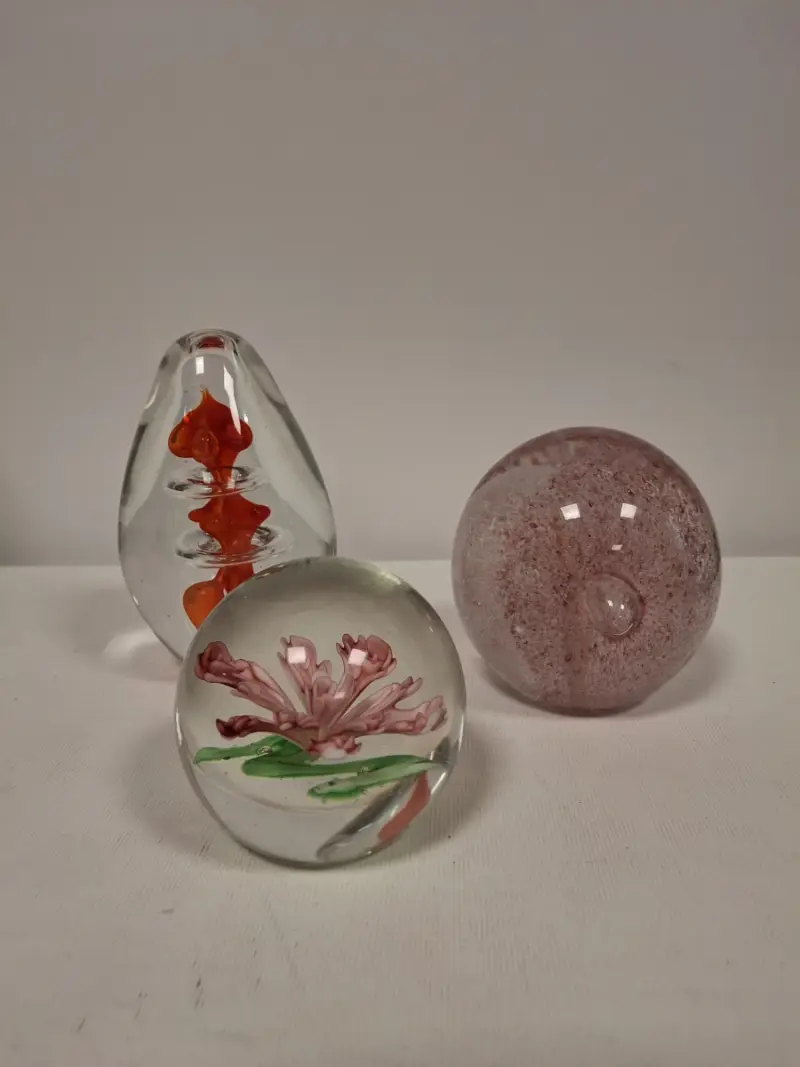 Set van 3 glazen presse-papiers met bloem- en bubbeldesign – kavel bij De Kringwinkel, Ronse
