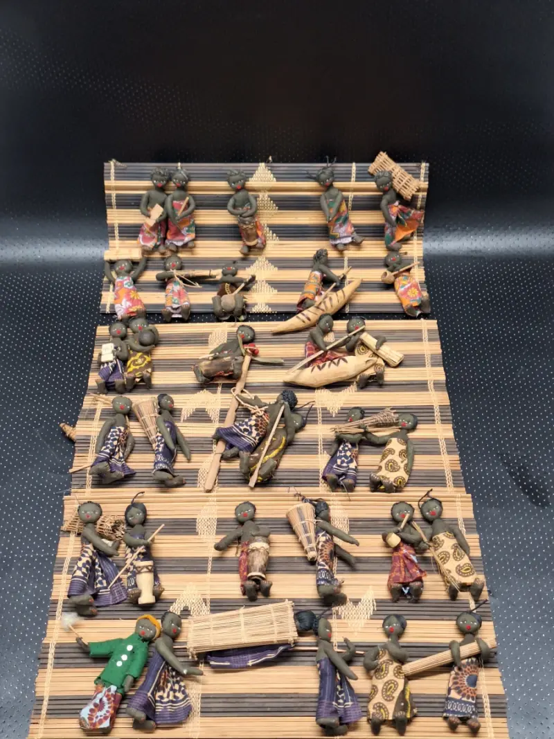 Set van 3 kleinere West-Afrikaanse wanddecoraties met miniatuurpoppen in dorpsscènes – kavel bij De Kringwinkel, Gent