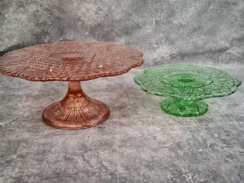 Set van twee vintage glazen taartplateaus op voet in Art Deco stijl – kavel bij De Kringwinkel, Gent