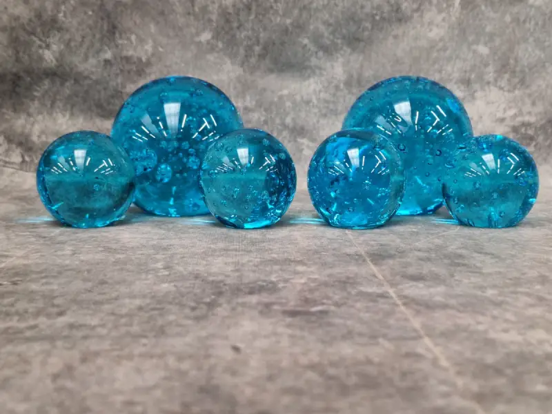 Set van 6 decoratieve turquoise glazen bollen met luchtbellen – kavel bij De Kringwinkel, Gent