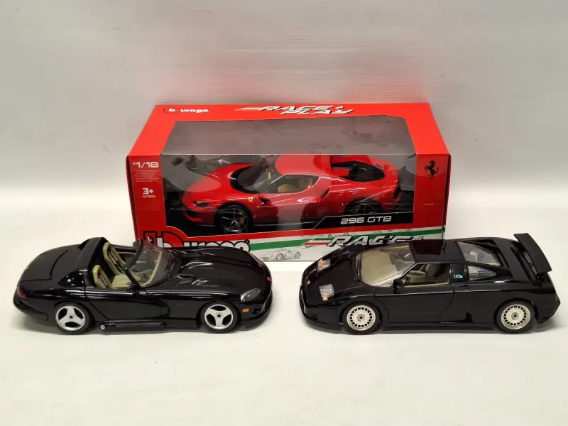 Set van 3 Modelauto's - Bburago 1:18 - Ferrari 296 GTB, Bugatti EB110 & Dodge Viper RT/10 – kavel bij De Kringwinkel, Gent