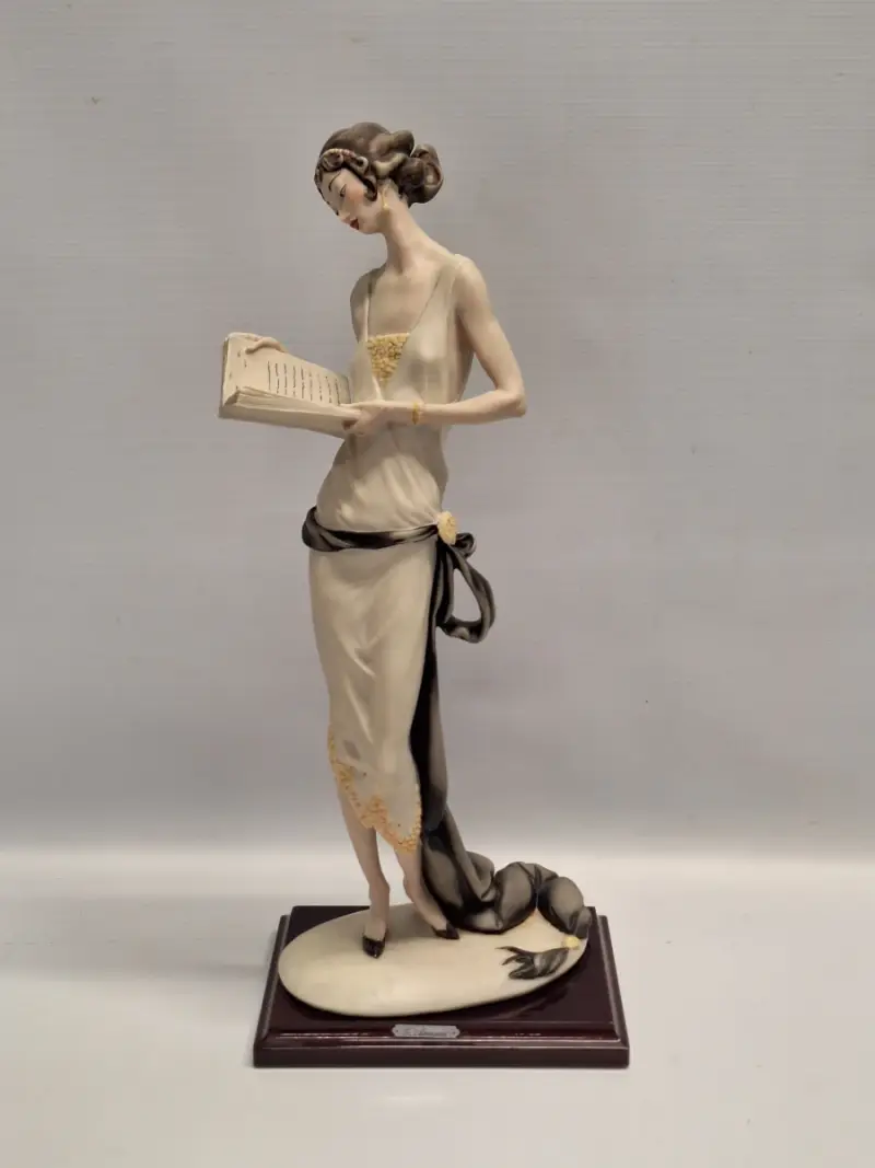 Kunstbeeld Lady with Book van Giuseppe Armani – kavel bij De Kringwinkel, Gent