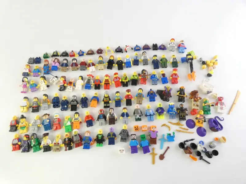 Lot van verschillende LEGO minifiguren en accessoires – kavel bij De Kringwinkel, Heverlee