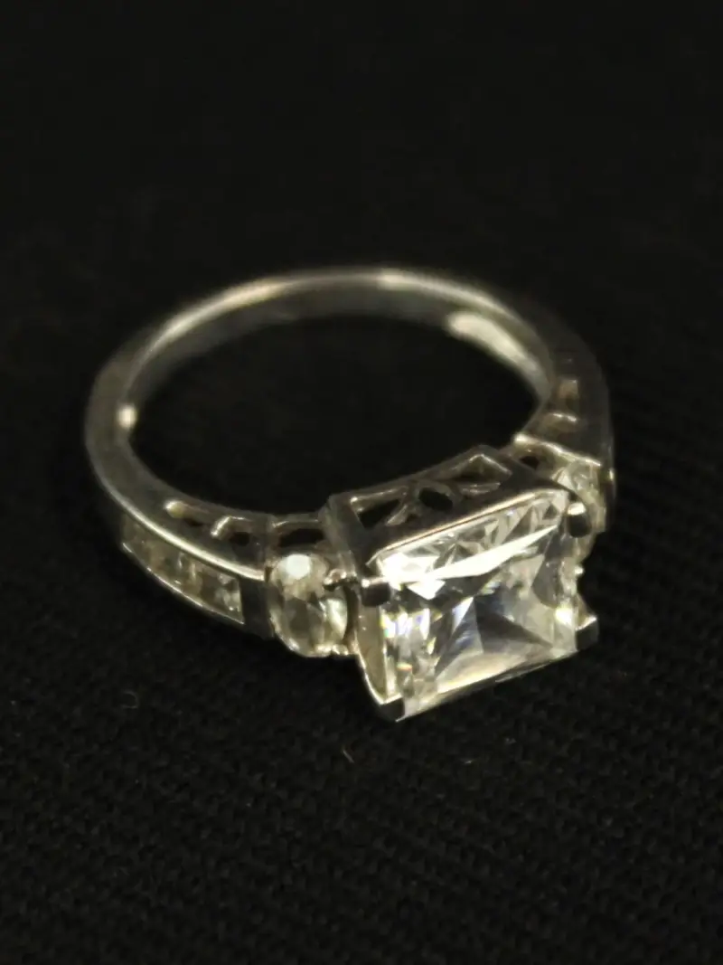 Sterling zilveren ring met vierkante facetgeslepen steen en zijstenen – kavel bij De Kringwinkel, Antwerpen
