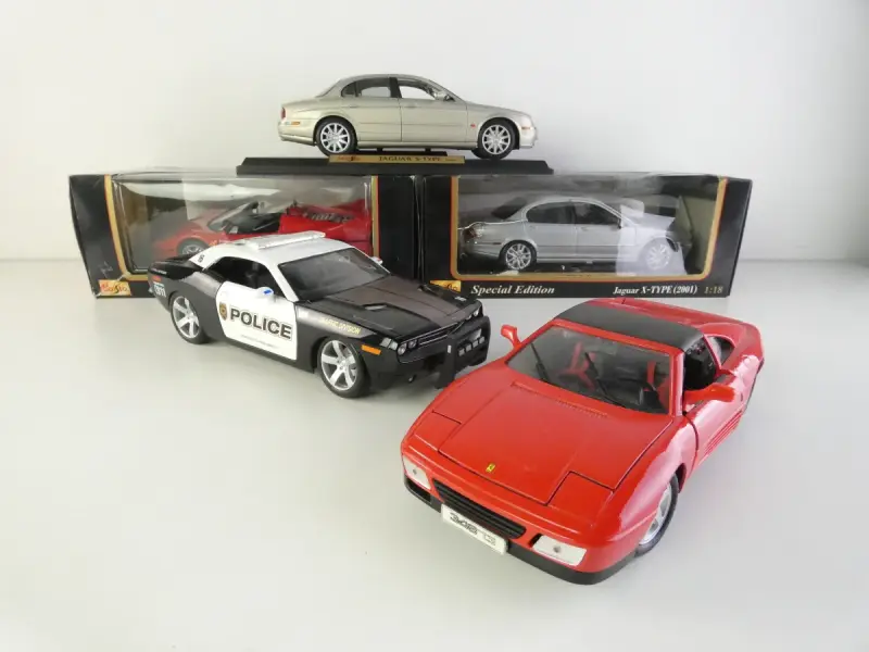 Set van 5 schaalmodellen van Maisto, in schaal 1:18 – kavel bij De Kringwinkel, Heverlee