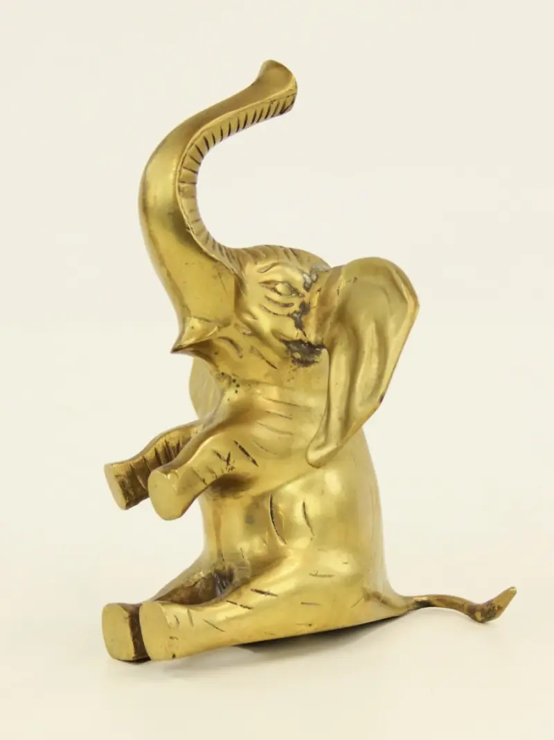 Vintage messing olifant beeldje – zittende olifant met opgeheven slurf – kavel bij De Kringwinkel, Antwerpen