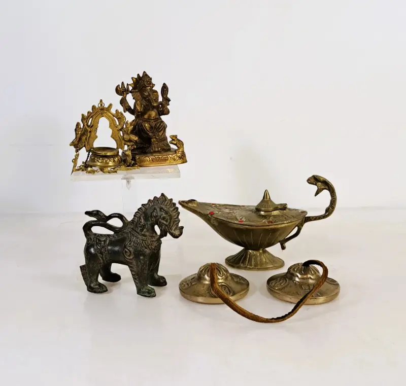 Decoratieve verzameling van vijf Indiase messing voorwerpen – kavel bij De Kringwinkel, Turnhout