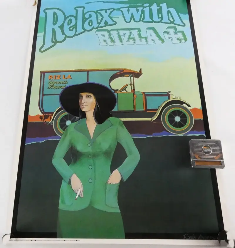 Vintage RIZLA+ reclameposter en RIZLA sigarettenrolbakje – kavel bij De Kringwinkel, Heverlee