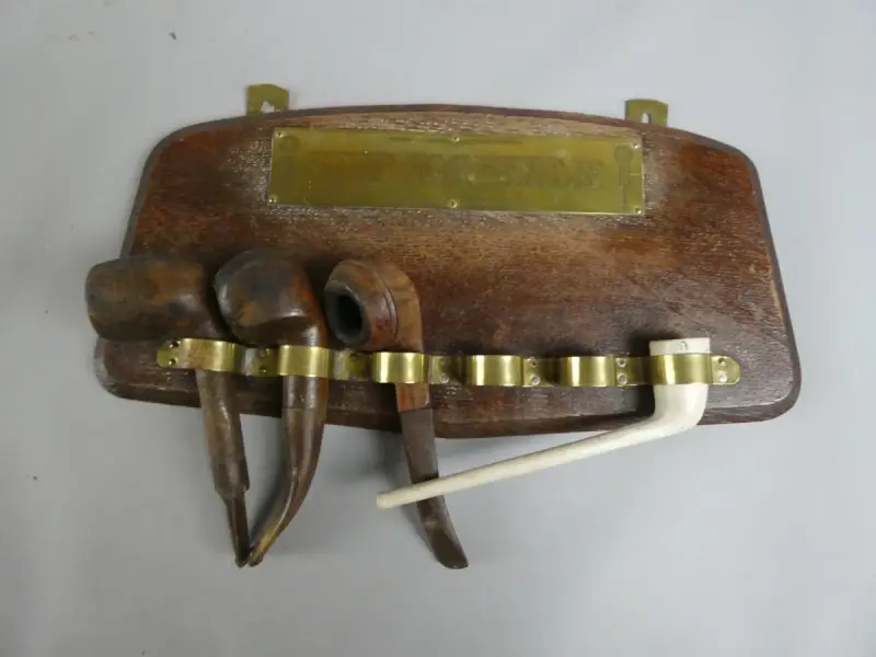 Houten wandrek met tabakspijpen – kavel bij De Kringwinkel, Diest