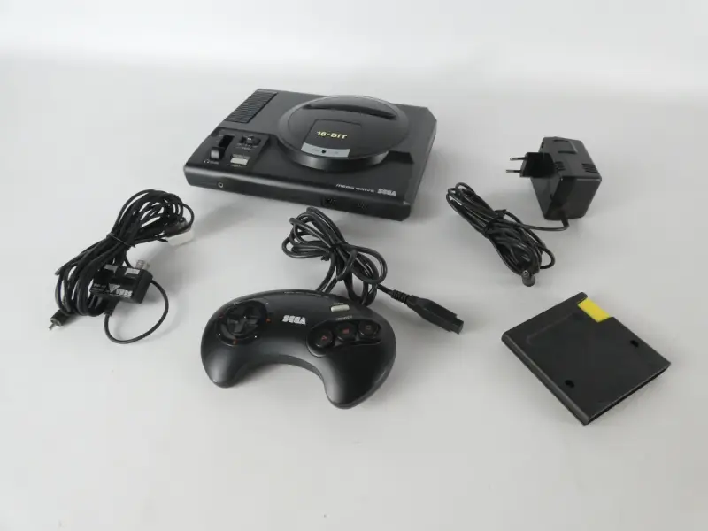 Sega Mega Drive 16-Bit – console met controller, kabels en gamecartridge – kavel bij De Kringwinkel, Heverlee
