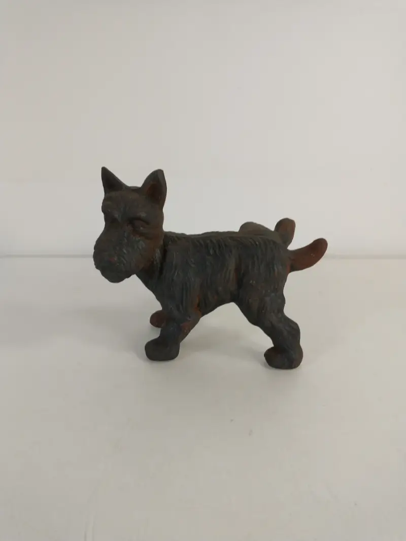 Beeldje van een hond in gietijzer – kavel bij De Kringwinkel, Turnhout