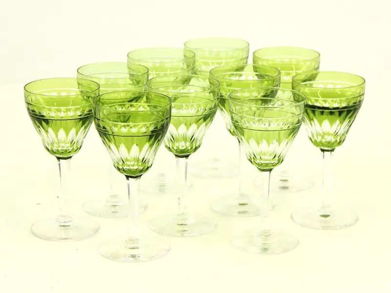 Set van 10 groene kristallen wijnglazen met geslepen decor – kavel bij De Kringwinkel, Antwerpen