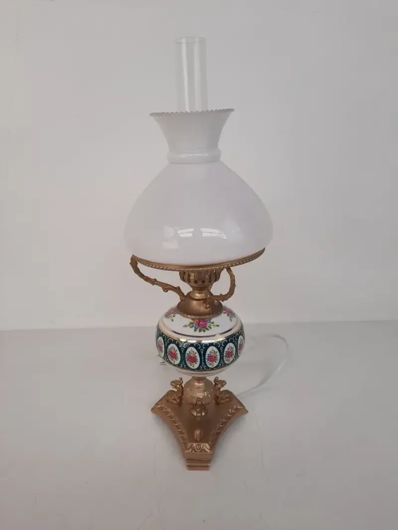 Klassieke Elektrische Olielamp / Tafellamp met Porseleinen Voet en Opaalglazen Kap – kavel bij De Kringwinkel, Waardamme