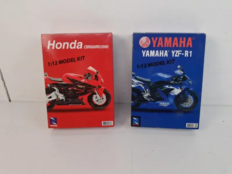 Twee miniatuur motorfiets modelbouwdozen – kavel bij De Kringwinkel, Waardamme