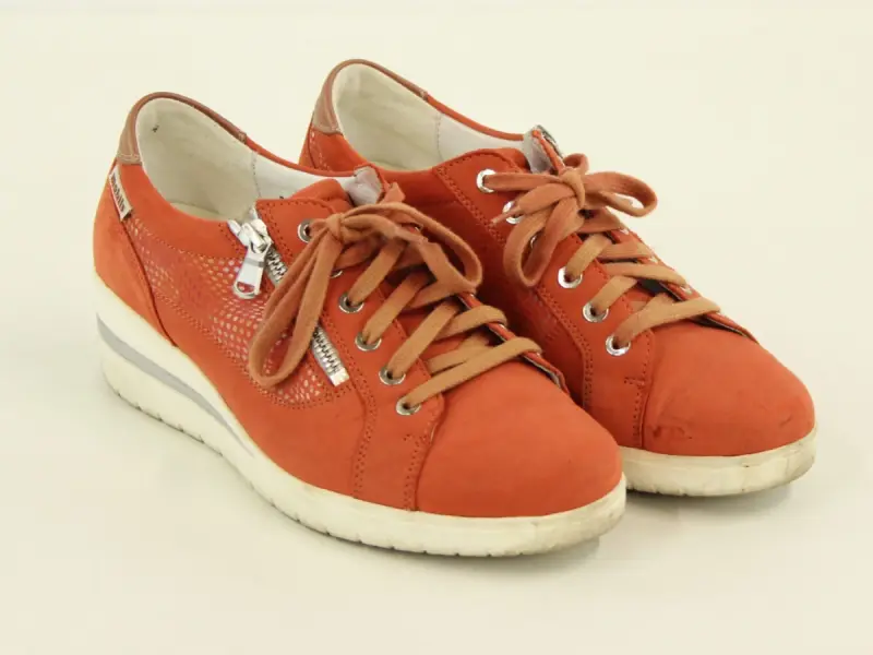 Mobils Terracottakleurige damessneakers met veters en rits in suèdelook – kavel bij De Kringwinkel, Antwerpen