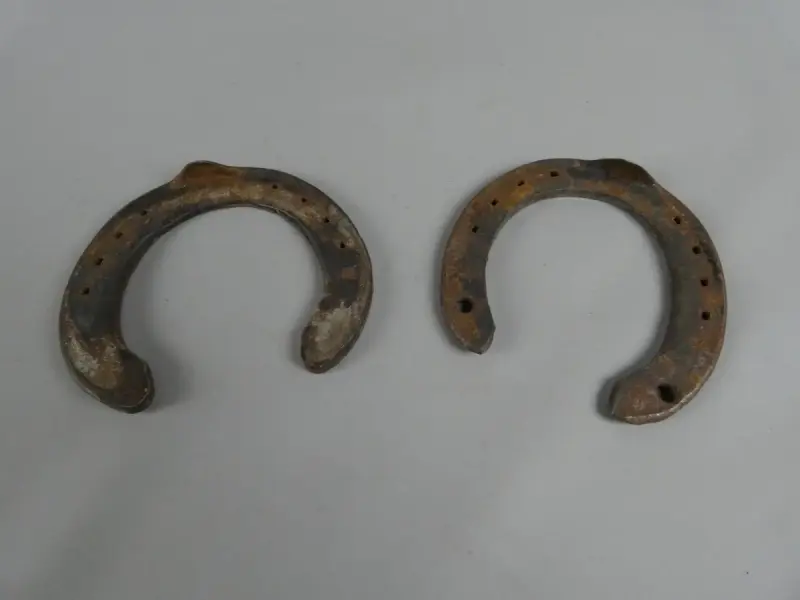 2 hoefijzers – kavel bij De Kringwinkel, Diest