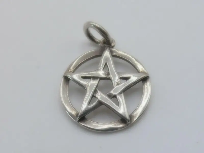 Zilveren pentagram hanger – kavel bij De Kringwinkel, Diest