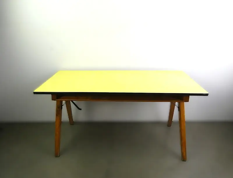 Vintage houten tafel met gele blad – kavel bij De Kringwinkel, Heverlee