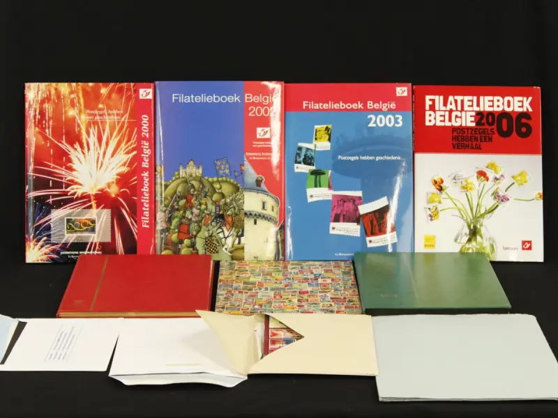 Lot van Nationale & internationale postzegels, postzegelalbums en Filatelistische boeken – kavel bij De Kringwinkel, Antwerpen