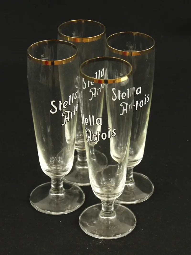 Stella Artois set van vier vintage luxe pilsglazen met goudkleurige rand op voet 1970 – kavel bij De Kringwinkel, Antwerpen