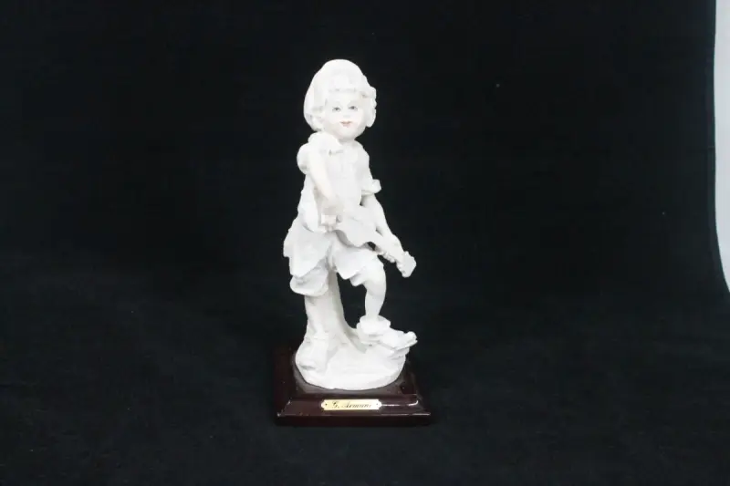 Porseleinen beeldje 'Boy with guitar' – kavel bij De Kringwinkel, Brecht