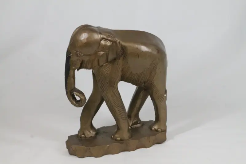 Handgesneden houten olifant – kavel bij De Kringwinkel, Brecht