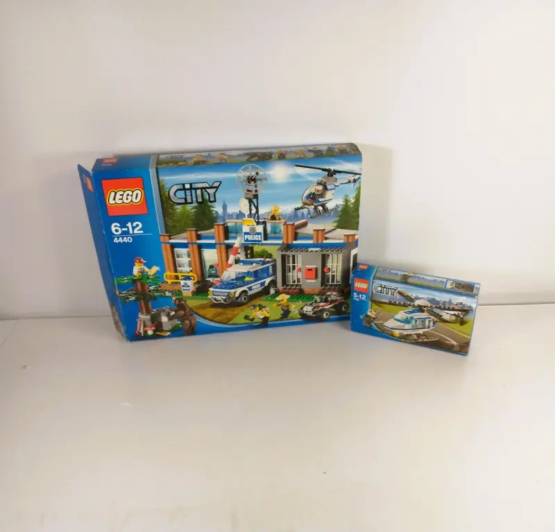 LEGO City 4440 Forest Police Station en 7741 Police Helicopter – kavel bij De Kringwinkel, Turnhout