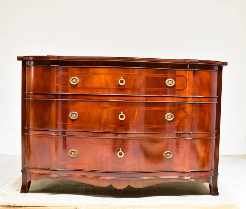 Elegante mahoniehouten commode met drie laden – kavel bij De Kringwinkel, Turnhout
