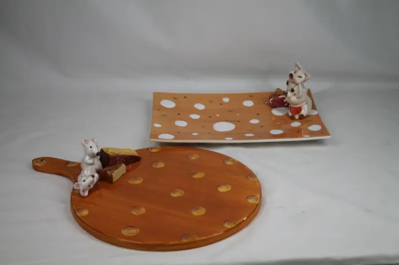 Set van een kaasplank en een serveerbord met 3D- dieren – kavel bij De Kringwinkel, Brecht